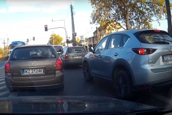 Siettél már valaha annyira, mint ez az autós?