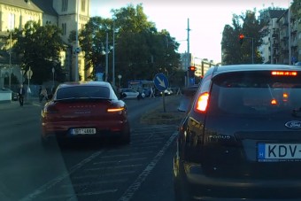 Megvan az év legarcátlanabb autósa, aki Porschével jár Budapesten és magasról tesz mindenkire