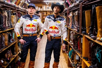 Videó: Őrületes jelmezbe bújnak Ricciardóék a futamra