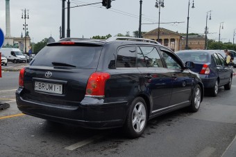 Meglepő rendszámot használ egy autós Pesten