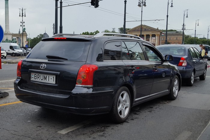 Meglepő rendszámot használ egy autós Pesten