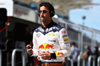 F1: Ricciardo tombolt, lyukat ütött a falba