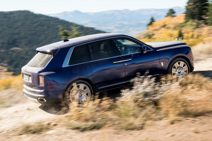 Jön a hibrid Rolls-Royce terepjáró 1 | Vezess Jön a hibrid Rolls-Royce terepjáró 1