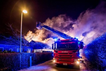 Ennek a tűzoltóautónak egy tízemeletes panel se kottyanna meg