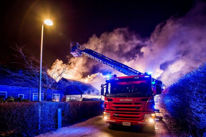 Ennek a tűzoltóautónak egy tízemeletes panel se kottyanna meg
