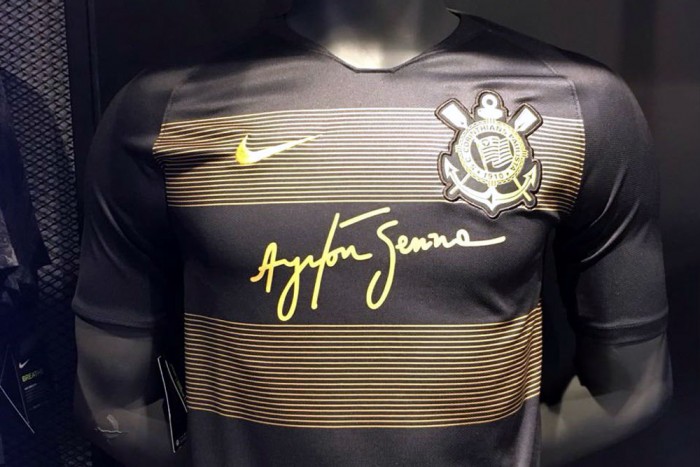 Sennás mezbe öltözik egy focicsapat