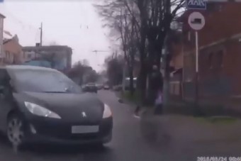 Embert így még nem vert fejen KRESZ-tábla