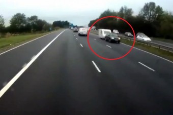 Forgalommal szemben vontatott lakókocsit, hárman meghaltak