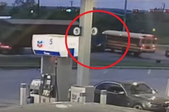 Kamion rohant bele egy gyerekekkel teli buszba