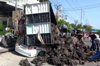 14 tonna föld borult az autósra, túlélte