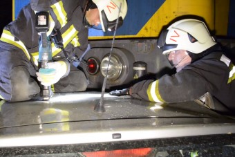 Egészen elképesztő végignézni, ahogy a magyar tűzoltók kivágnak egy autót a vonat alól