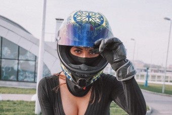 Balesetben halt meg a szexi motorosként ismert instagram sztár