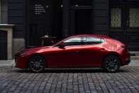 Új motorokkal támad a Mazda3 24