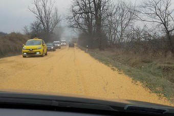 Egész rakomány kukorica borított be egy pesti főutat