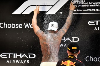 F1: Ezért vetkőzött Hamilton a dobogón