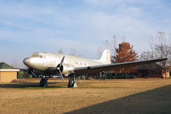 Kitömött járgányok az út mellett 8