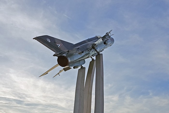 Kitömött járgányok az út mellett 3