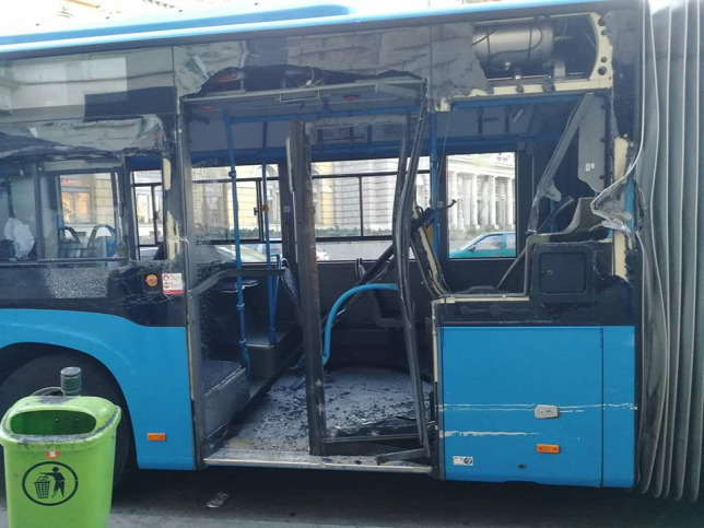 Letarolta egy busz felét a kukásautó a Keletinél 1