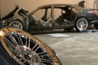 Kiégett luxusautóból lett kiállítási tárgy