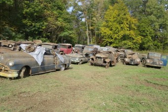 Veterán autók kerültek elő egy pajtából