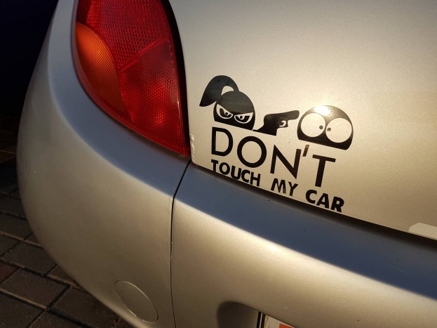 Az év üzenetét ragasztotta egy magyar család az autójára 2