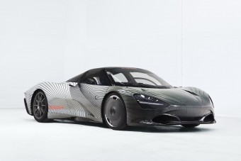 Ő itt Albert, az angol szupersportkocsi