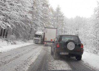 Erdélyben már komoly hómennyiség zúdult az utakra, szívnak is szegény autósok