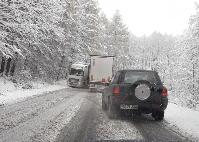 Erdélyben már komoly hómennyiség zúdult az utakra, szívnak is szegény autósok 1