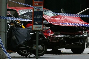 Sétálóutcába hajtott, szándékosan gázolt egy autós