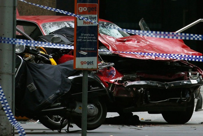 Sétálóutcába hajtott, szándékosan gázolt egy autós