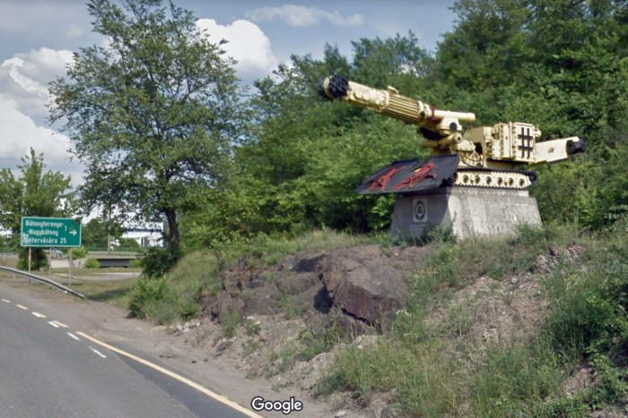 Kitömött járgányok az út mellett 12