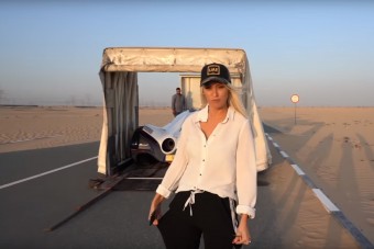 Gyakorlatilag ez a szőke, benzinvérű hölgy volt az első, aki kipróbálhatta az 5000 lóerős utcai sportautót