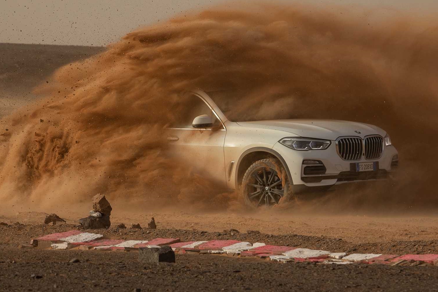 A BMW megépítette a monzai versenypályát, méghozzá sivatagban! 4