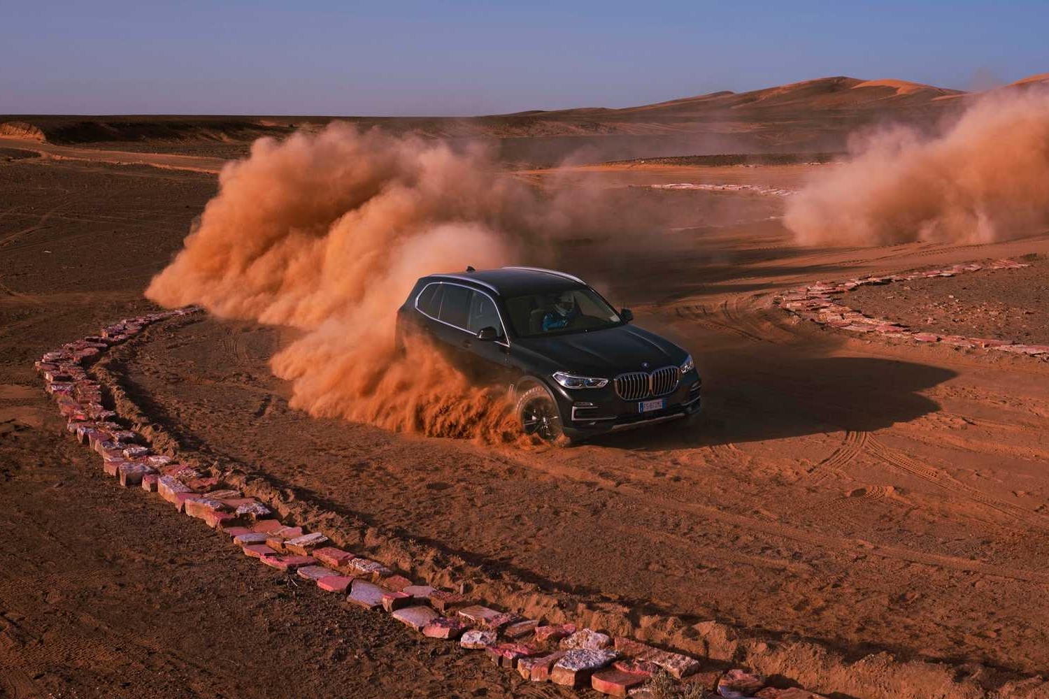 A BMW megépítette a monzai versenypályát, méghozzá sivatagban! 5