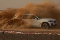 A BMW megépítette a monzai versenypályát, méghozzá sivatagban! 8