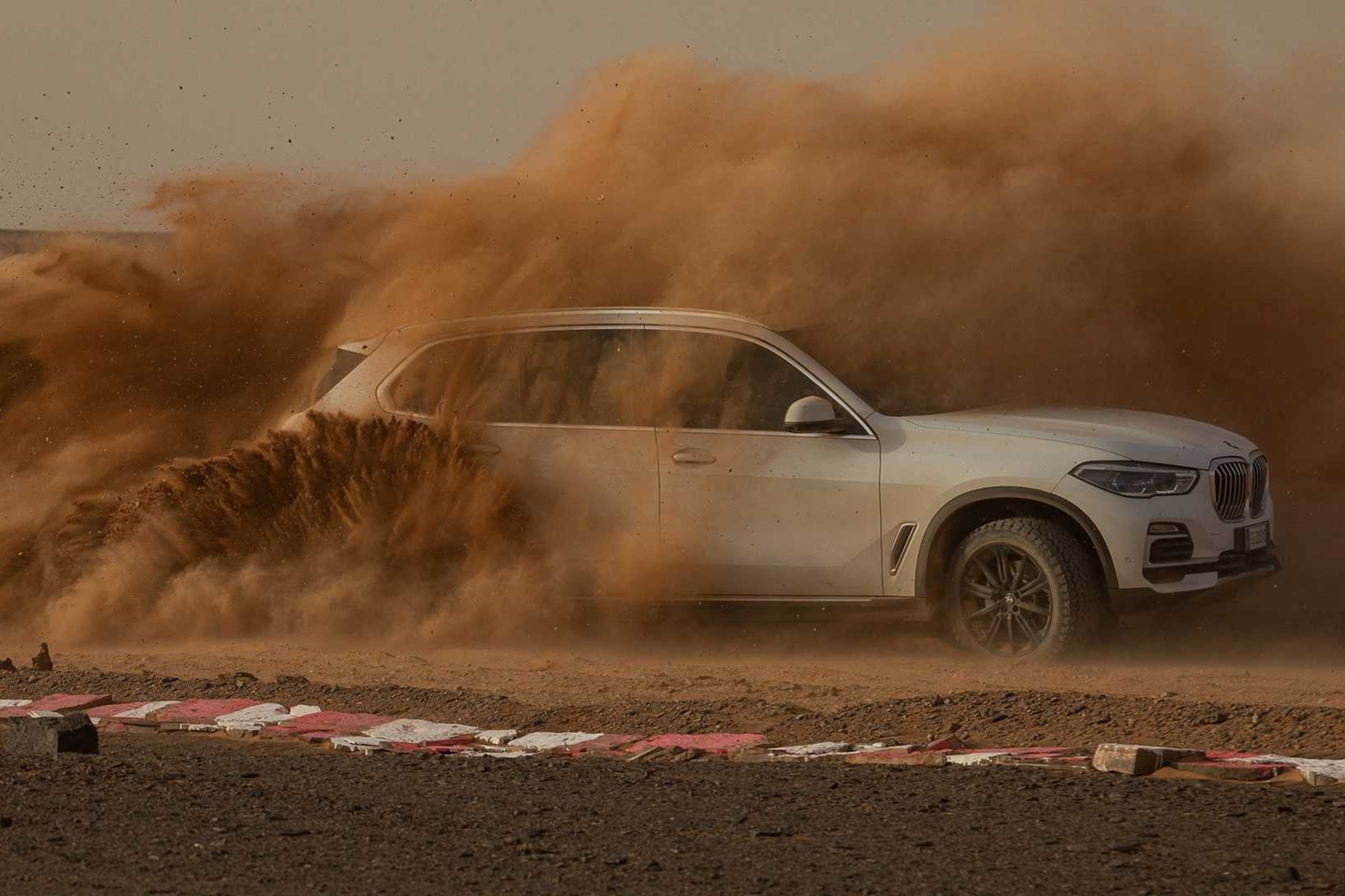 A BMW megépítette a monzai versenypályát, méghozzá sivatagban! 3