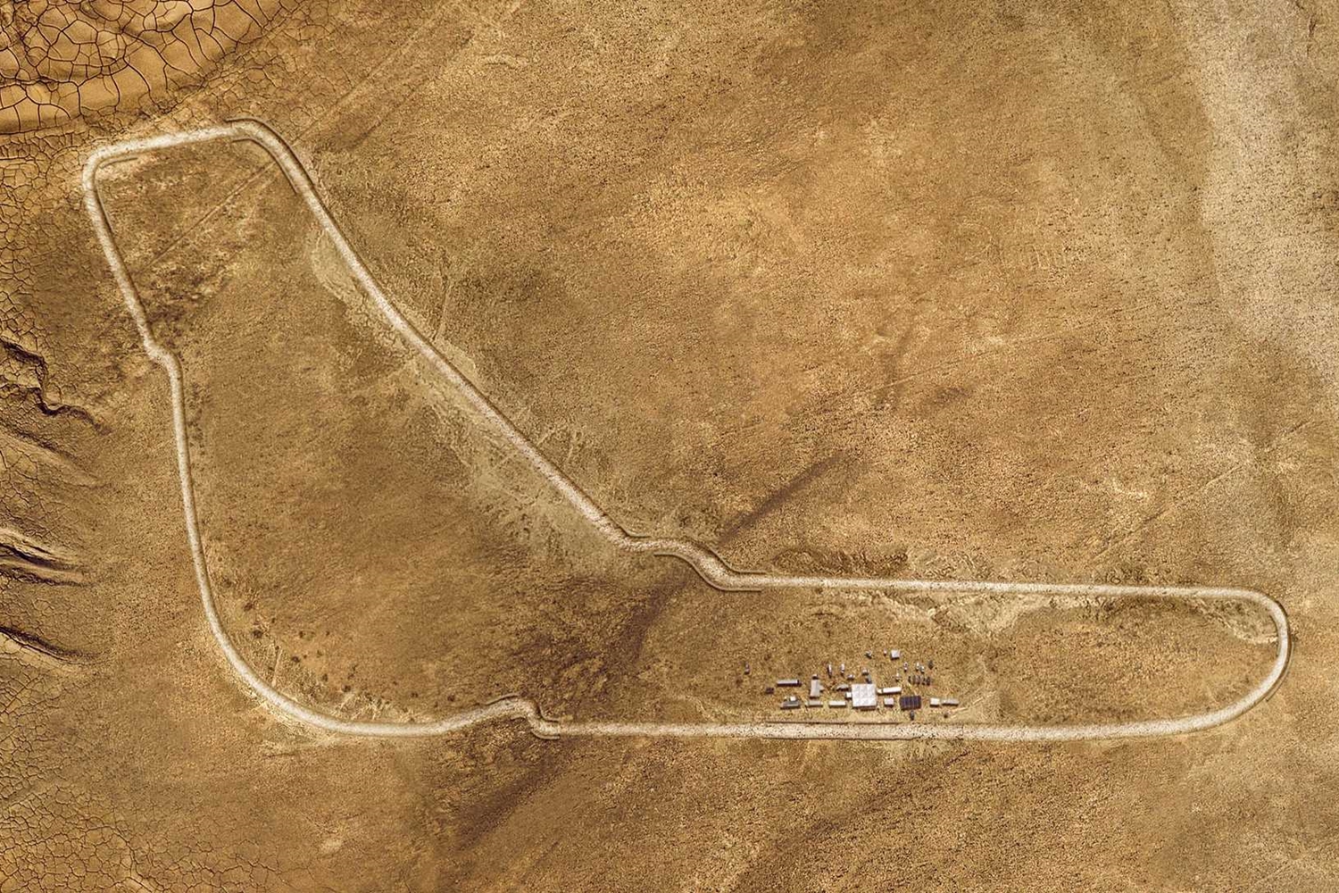 A BMW megépítette a monzai versenypályát, méghozzá sivatagban! 6