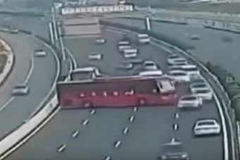 Ez most tényleg megtörtént? Szembefordult egy busz a forgalommal az autópályán