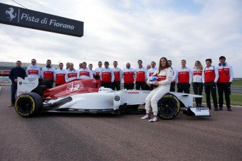 F1: 600 kilométert vezetett a női pilóta