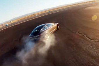 Már gumit is lehet égetni a legkisebb Teslával