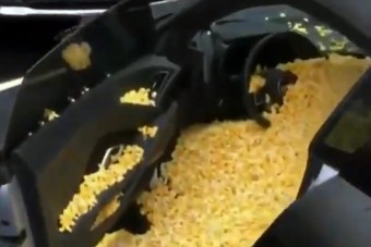 Pattogatott kukoricával tömték meg ezt a sportautót