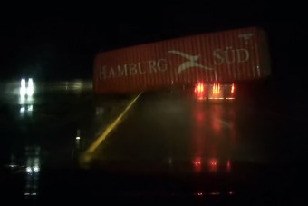 Autópályán borult le a konténer a kamionról