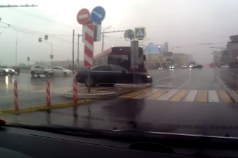 Piroson áthajtó busz sodorta el az autóst