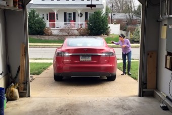 Parkolási szabályok ellen tökéletes a Tesla új rendszere