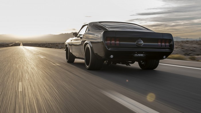 Modern technikával éled ujjá egy legendás Mustang 4