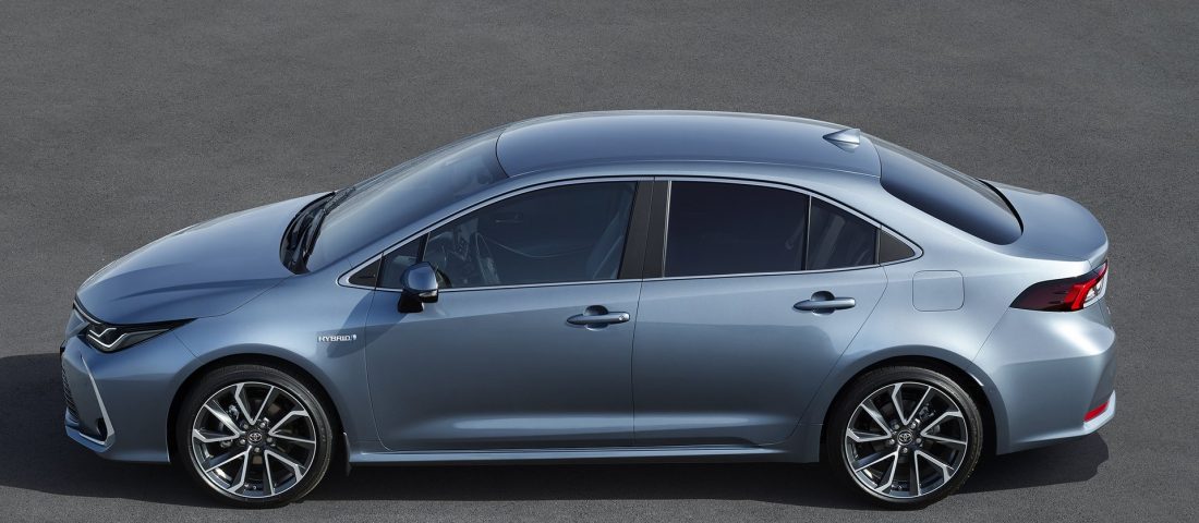 Mégsem kap izmos hibridet a Corolla szedán