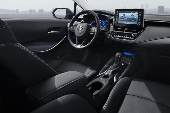 Mégsem kap izmos hibridet a Corolla szedán 6