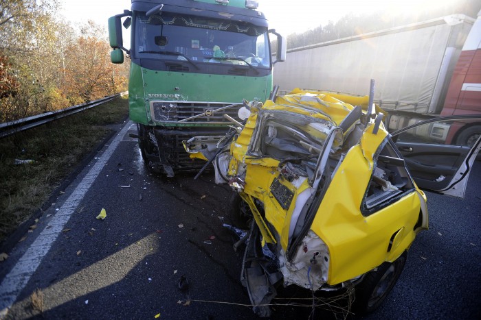 Azért nem halt meg az M3-ason, mert pisilni ment
