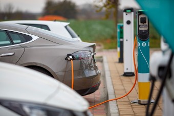 Növeli a szén-dioxid-kibocsátást az erőltetett villanyautózás