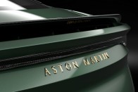 Legendás versenyautója előtt tiszteleg az Aston Martin 2